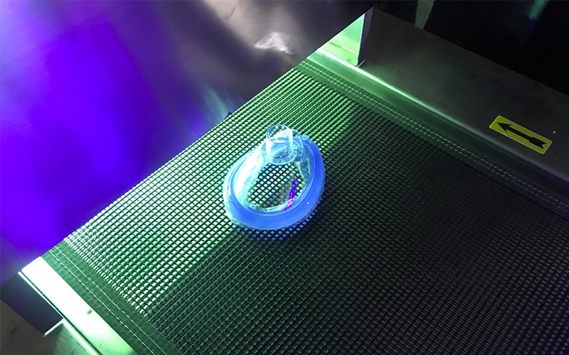 醫(yī)用口罩uv點膠粘貼LED uv固光固化設(shè)備.jpg 醫(yī)用口罩uv點膠粘貼LED uv固光固化設(shè)備.jpg